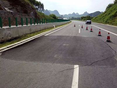 水泥路面更結(jié)實,成本還低,為何高速公路卻喜歡用瀝青路面呢?